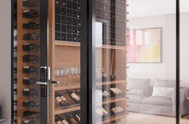Adega climatizada embutida em buffet de marcenaria cinza escuro para sala de jantar. Exemplo de adega climatizada sob medida ProjeFácil.