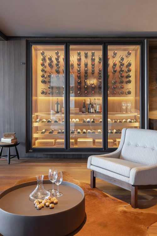 Adega compacta de 12 garrafas embutida em nicho