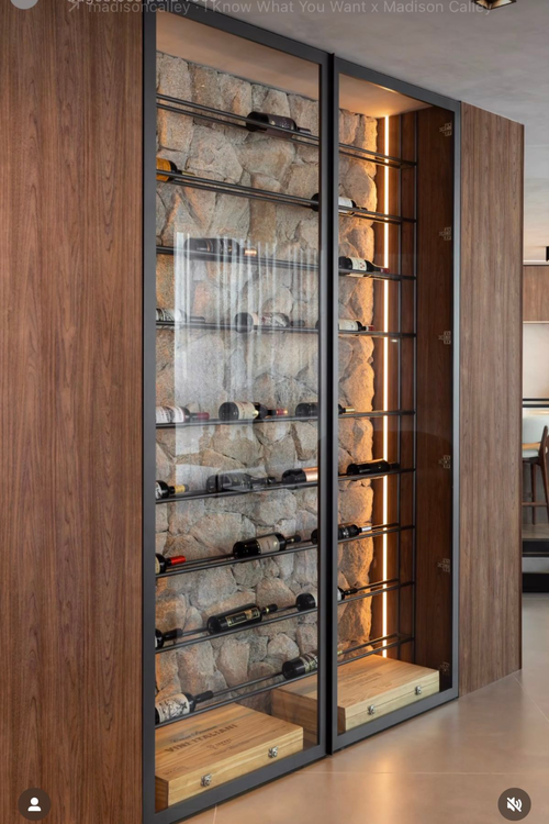 Torre vertical de marcenaria com adega e taças