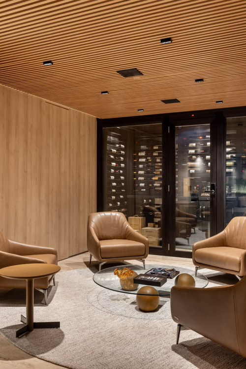 Adega integrada ao bar e buffet multifuncional