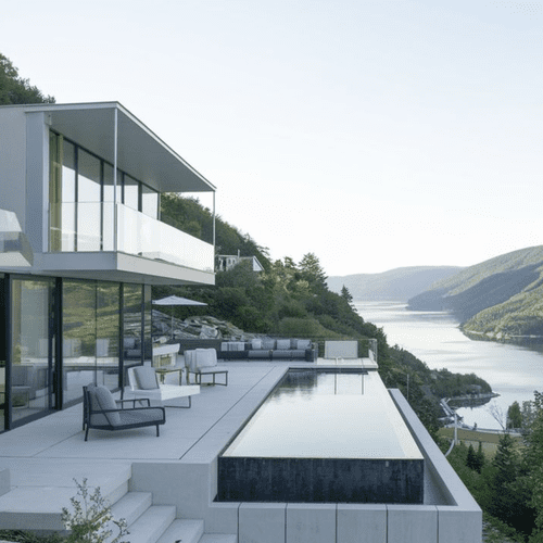 Piscina de alvenaria com borda infinita revestida em pedra escura, integrada a deck de madeira e vista para paisagem natural. Projeto de luxo ProjeFácil.