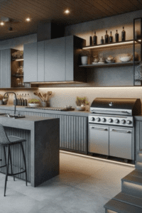 Detalhe de revestimento para churrasqueira em pedra vulcânica preta (Hitam) com textura bruta e iluminação de destaque.